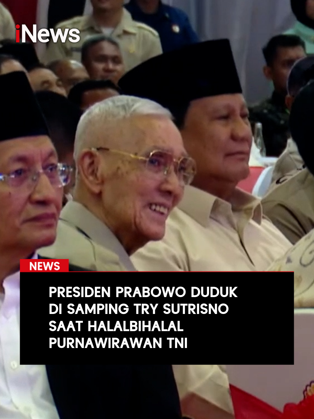 Presiden Prabowo Subianto menghadiri acara halalbihalal purnawirawan TNI AD dan Keluarga Besar TNI-Polri di Balai Kartini, Jakarta, Selasa (6/5/2025). Dalam kesempatan itu, ia terlihat duduk di samping Wakil Presiden ke-6 Try Sutrisno. Berdasarkan pantauan iNews.id, Prabowo terlihat mengenakan kemeja putih dan peci hitam. Senada dengan itu, Try Sutrisno menggunakan kemeja putih dan kacamatanya. Mereka duduk dalam meja yang melingkar. Prabowo berada di sisi sebelah kiri, sedangkan, Try Sutrisno berada di sisi kanan. Tak berdua, di meja tersebut juga ada Sri Sultan Hamengkubuwono X yang menggunakan pakaian batik cokelat. https://www.inews.id/news/nasional/momen-prabowo-duduk-di-samping-try-sutrisno-saat-halalbihalal-purnawirawan-tni-ad #iNews #news #presiden #prabowo #tniad #ppad #purnawirawan #halalbihalal