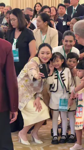 ท่านนายกฯกับเด็กๆ น่ารักมากๆค่ะ😍 #แพทองธารชินวัตร #นายกรัฐมนตรีคนที่31 