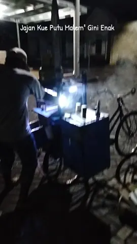 Jajan Kue yang Suaranya Khas dari Tempat Penyajian Langsung... di daerah Saya Terkenal dengan Sebutan Kue Putu.. di daerah Kalian Apa Namanya.? #real #fypシ゚ #viraltiktok #viral_video #beranda #berandatiktok #untukmu #fyp #jajan #jajanantiktok #jajananjadul #jajananmalam #putu #kueputu 