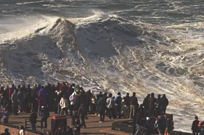 Dias gigantes o lar fica assim na Nazaré!! 😱🌊  #gigantesdenazarenotiktok #gigantesdenazare #gigantesdenazaré 