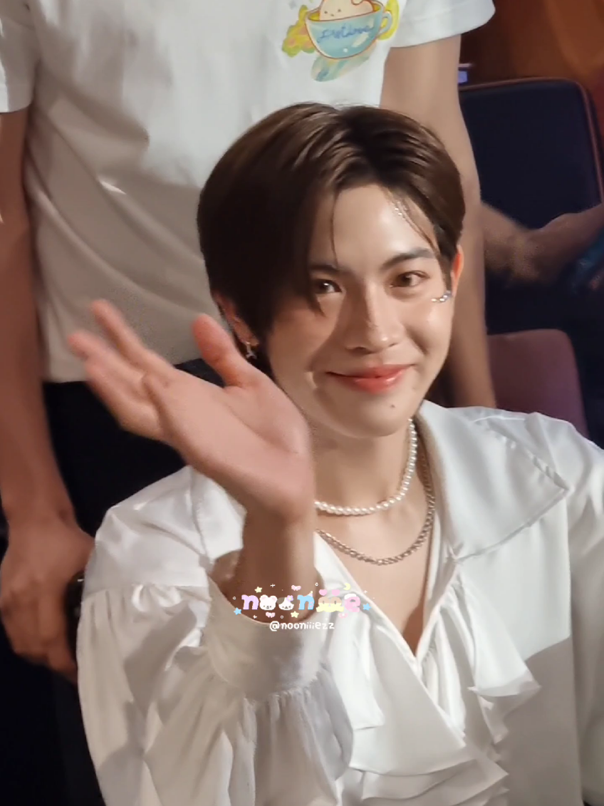 เฟิร์สขาเจ็บ พี่เติ้ลพามาส่งที่เวที ส่งแบบเข็นรถเข็นให้ และให้น้องขี่หลังขึ้นไปบนเวที  น้องถามด้วยว่า ไหวมั้ยพี่เติ้ล คือน่ารักแบบมาก ๆ ใจฟูสุด ๆ หายไวไวนะค้าบบบ 💖 #1stOne1stLoveShowcaseDay #FirstOne #tle_mtm #tlefirstone @firstone_wnk @what.if.hub 