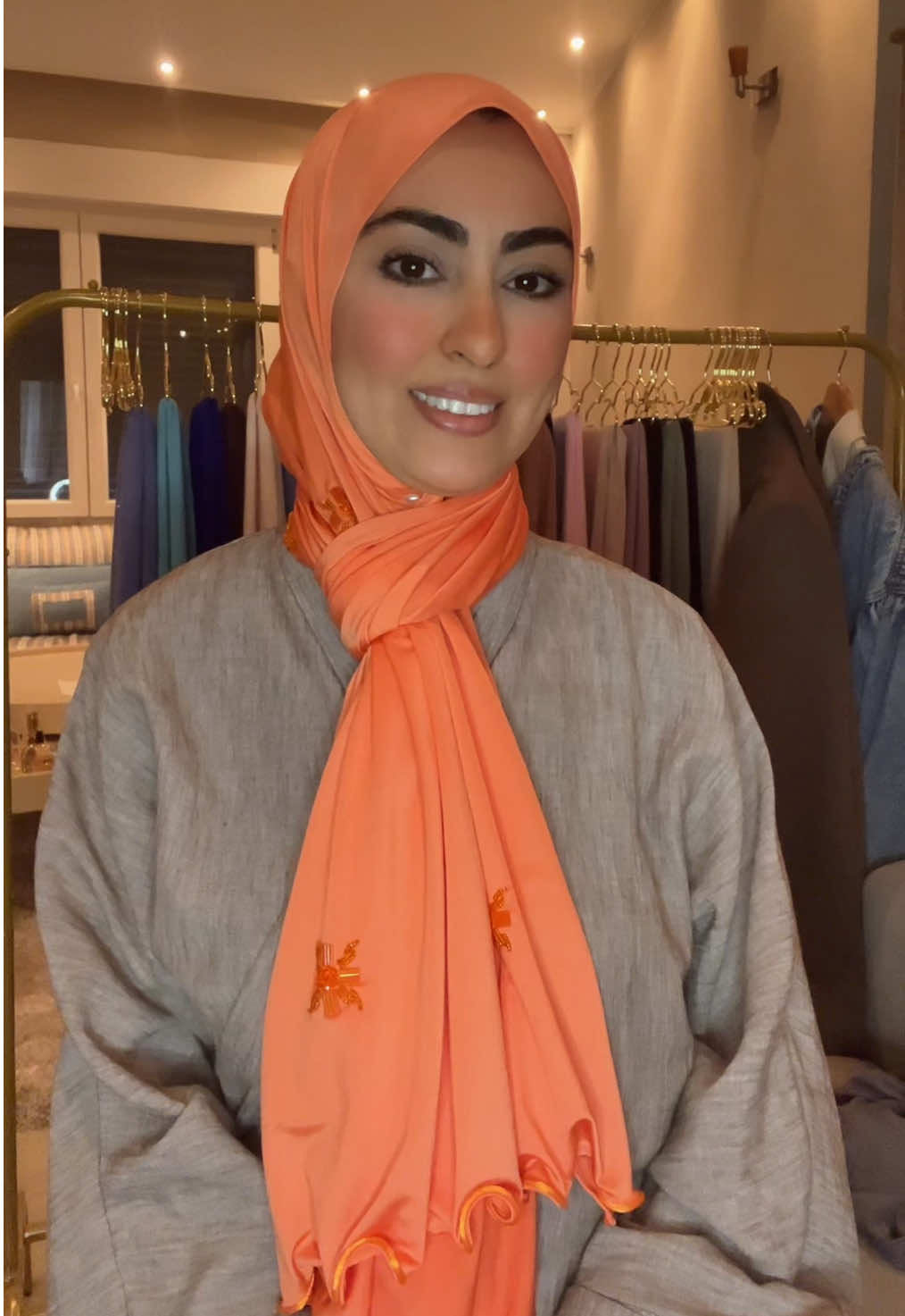 Hijab tutorial avec le hijab princess orange , disponible sur le site 🧡🧡🧡 #hijabtutorial #tutorial #scarftutorial #shawltutorial #hijabstyle#HijabFashion#hijabcollection #hijabbyf #hijabjersey#satin#fyp #hijabigirl#hijabista#hijabers#hijab #حجاب#حجاب_ستايل #حجاب_توتوريال #لفات_حجاب 