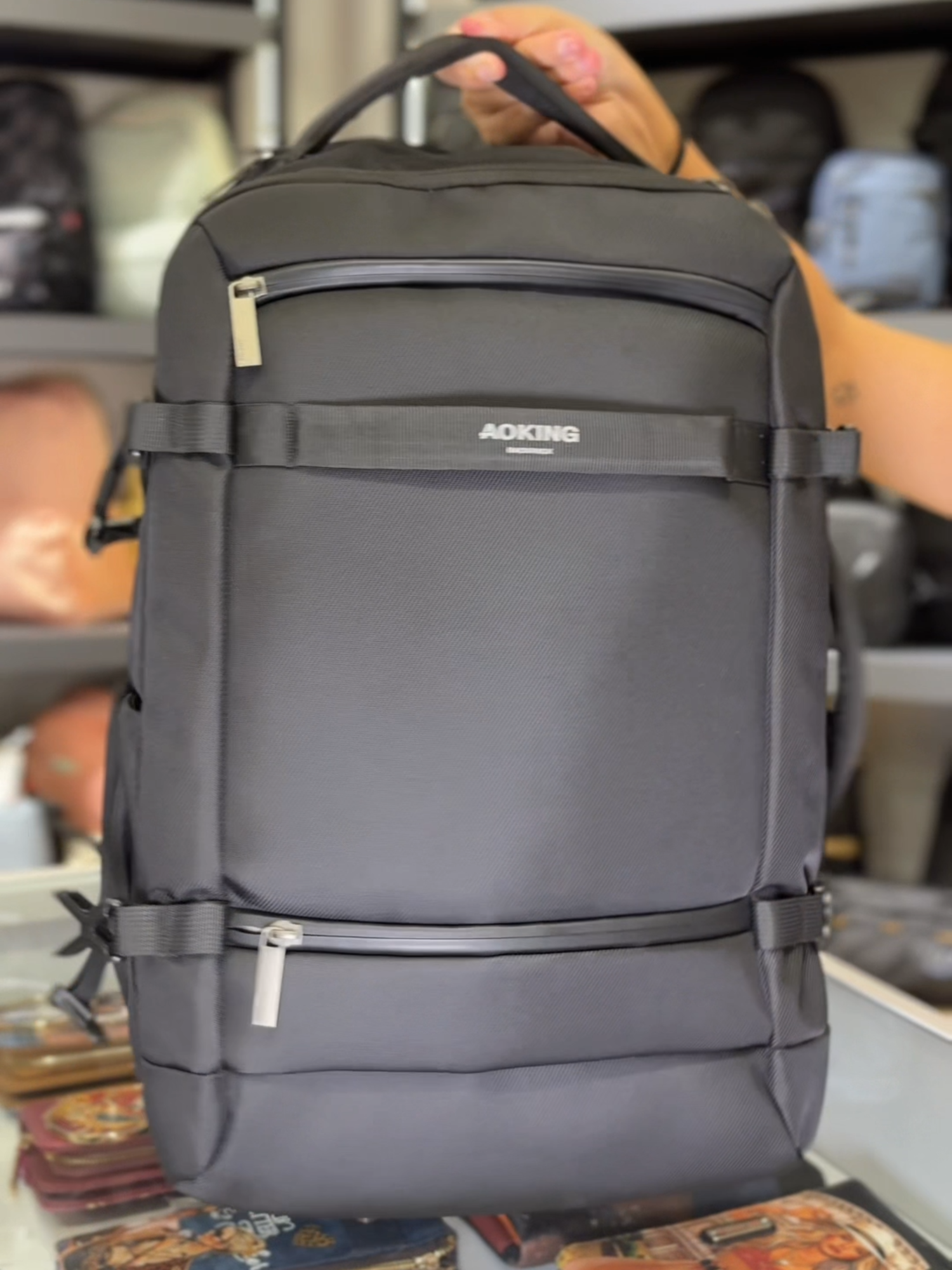 𝗠𝗼𝗰𝗵𝗶𝗹𝗮 / 𝗠𝗮𝗹𝗲𝘁𝗮 𝗱𝗲 𝗔𝗼𝗸𝗶𝗻𝗴! 🎒 Descubrí la versatilidad de esta mochila 2 en 1!  ✔️ Diseño urbano y profesional  ✔️ Compartimento acolchado para notebook  ✔️ Material resistente al agua  ✔️ Ideal para viajes y uso diario Perfecta para el trabajo, viajes o universidad.  ¡Mirá lo bien diseñada que está! 🔥 #TiendaLucaya #Argentina #BuenosAires #Moda #shoplocal #Carteras #Mochilas  #ProductosQueInspiran #Bolsos #billetera #aesthetic #Aoking #AccesoriosUrbanos