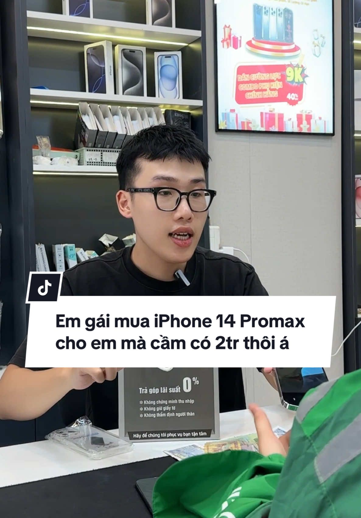 Em gái mua iPhone 14 Promax cho em mà cầm có 2tr thôi á #topmaxstore #iphone #iphoneuytinhanoi #iphone14promax #tragopdienthoai #LearnOnTikTok @Em xinh TopmaxStore @Topmax Store Care 