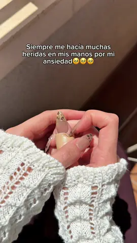 Solo así conseguí calmar mi ansiedad y nervios❤️‍🩹 Las piedras de los extremos cuentan con un diseño giratorio, ⚙️ lo que permite concentrarse en su movimiento y aliviar la ansiedad, evitando morderse las uñas 💅 favoreciendo la concentración 🧠 #anillosantiestres #anillosrelajantes #joyeria #joyas #joyeriaantiansiedad 