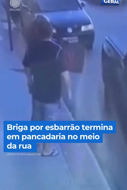 Um homem empurra um motociclista por aplicativo que andava pela calçada. Em seguida, os dois começam a discutir. O valentão de camisa preta se empolga e a pancadaria começa. Ele é derrubado ao chão e leva muitos socos do motoqueiro. Algumas mulheres que estavam próximas tentam separar a briga e não conseguem. As imagens não mostram, mas os dois foram separados alguns segundos depois. Isso aconteceu na cidade de Marataízes, no Espírito Santo. 👉 Veja os flagrantes do #BalançoGeral em R7.com/balancogeral