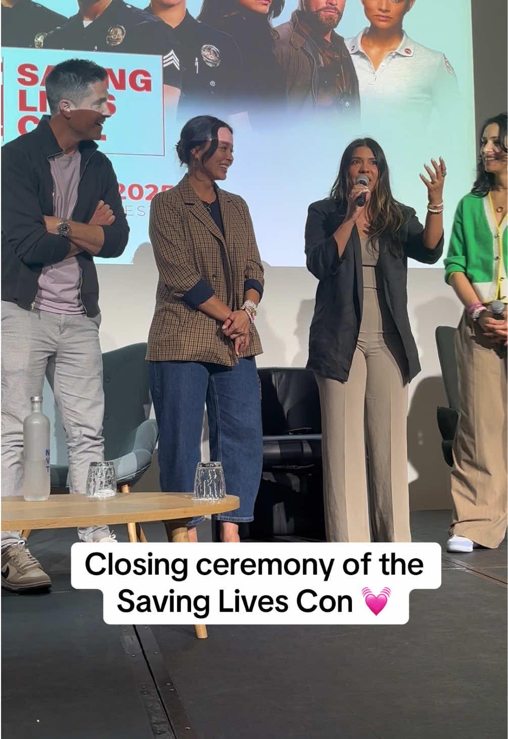 Cérémonie de clôture de la Saving Lives Con #therookie #therookieedit #alyssadiaz #mekiacox #dericaugustine #lissethchavez #ericwinter #melissaoneil #onechicago #chicagofire #chicagopd #mirandaraemayo #patrickjohnflueger #greysanatomy #anthonyhill #florianalima #slc #empireconventions 