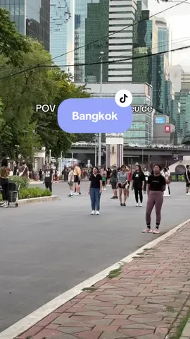 Ils ont une discipline impressionnante c’est beau à voir ! 🙏🏻 En tout cas on se croirait dans un film 😅 #fyp #pourtoi #travel #bangkok #thailand 