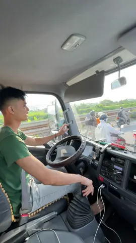 Zụ zi mà đông zậy#tacduong #ql1a #láixe #xetaibacnam #utdom #CapCut #coixetai #isuzu 