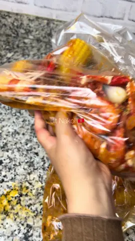 Seadfood boils for real spice lovers 🫶🏻 المقادير : ملعقة كبيرة من كل حاجة : تحميرة فيمي  فلفل أحمر  هريسة piment de cayenne ثوم غبرة  زعيترة بصلة غبرة ابزار  زعتر  إذا توفر lemon pepper ( ملح +ابزار ) الماء الكافي حسب كمية السمك  بصلة + 2 ضروس ثوم مقطعين + ملح + م ك كاسوناد + عصير نصف حامضة + القليل من العطرية لي وجدنا  يغلى الكل و نضيف البطاطس و الذرة و السمك آخر حاجة.  بالنسبة للصوص الزبدة تقريبا 250g مع بصلة كبيرة مطحونة و راس ثوم كاملة مطحونة حتى يتشحرو  و نضيف عصير حامضة ملح العطرية م ص كاسوناد و م ك معجون طماطم و نصفي من المرق القليل .  #seafood #fyp #fypシ #explore #شهيوات #طبخ #food #viral #مغربية #مغربية_وافتخر #seafoodboil #سيفود_لذيذ #seafoodlover #seadfoodboil #سي_فود