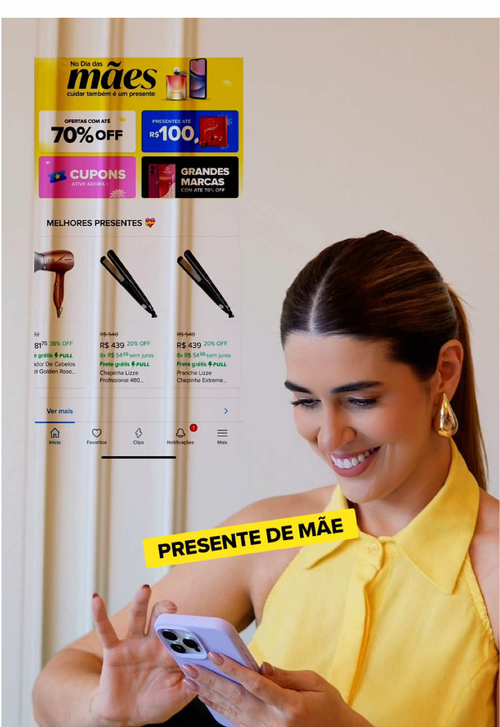 Juro, o presente da sua mãe tá lá no meu app te esperando 🎁 #DescriçãoDaImagem O vídeo vertical mostra uma jovem mulher branca de cabelo castanho preso em rabo de cavalo. Ela veste um vestido de gola camisa amarelo regata e está sentada em uma poltrona verde mexendo em um celular. Ao lado de seu rosto aparece a projeção do que ela está vendo na tela de seu celular: o aplicativo do Mercado Livre mostrando secadores, chapinhas de cabelo e outros produtos. Aparece escrito “Minha mãe depois que eu virei mãe” e a mulher começa a falar olhando para a câmera. Aparece escrito “Mercado Livre: no dia das mães, cuidar também é um presente! Dia das mães é no Mercado Livre”. Aparece a tela do celular da mulher de perto enquanto ela está navegando com o dedo no aplicativo do Mercado Livre mostrando uma diversidade de produtos para o dia das mães, como bolsas, calçados, secador de cabelo, air fryer. #MercadoLivre #DiaDasMães  #MinhaMãedepoisQueEuVireiMãe 