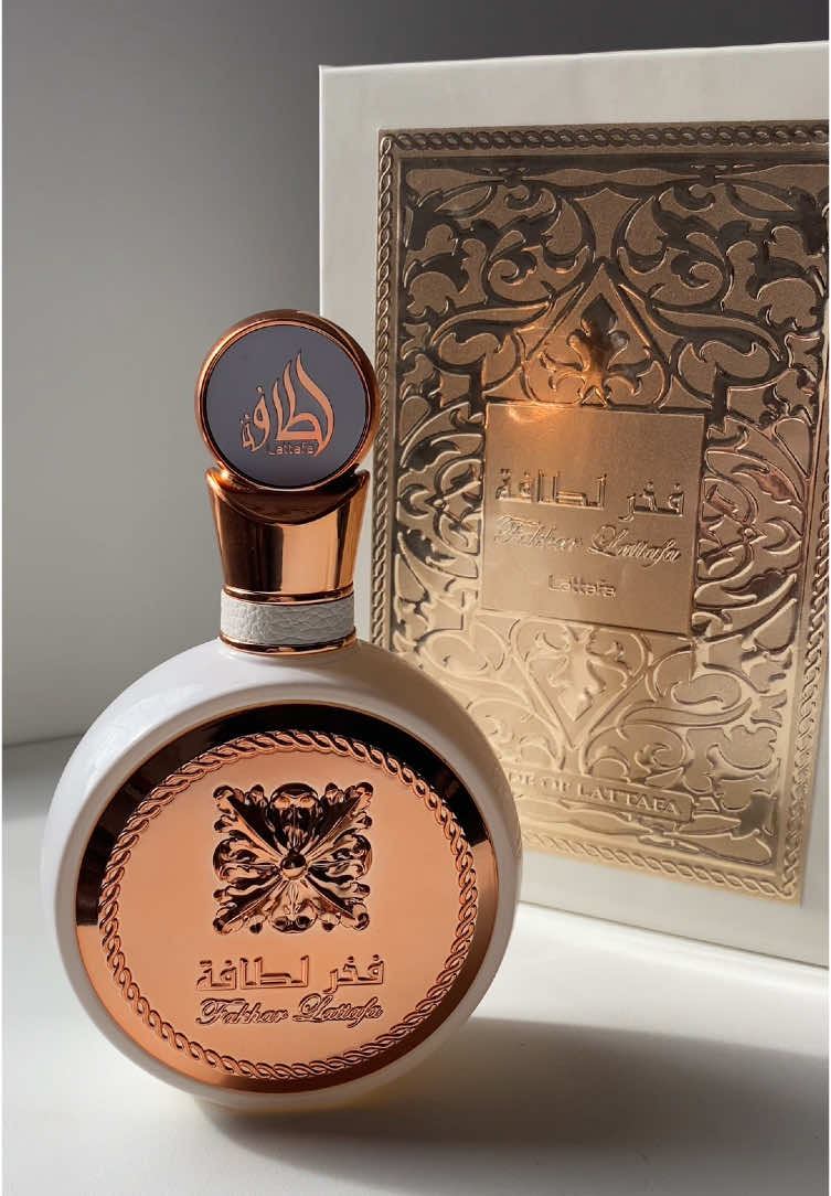 Fakhar Rose é aquele perfume feminino, doce e marcante que TODO MUNDO ama! Tem no site o perfume lacrado ou na versão decant pra testar antes de investir. Corre garantir o seu! #FakharRose #PerfumeImportado #Decant #PerfumeFeminino #CheiroDeRica #Perfumaria #PerfumeBomEDoce #DicaDePerfume