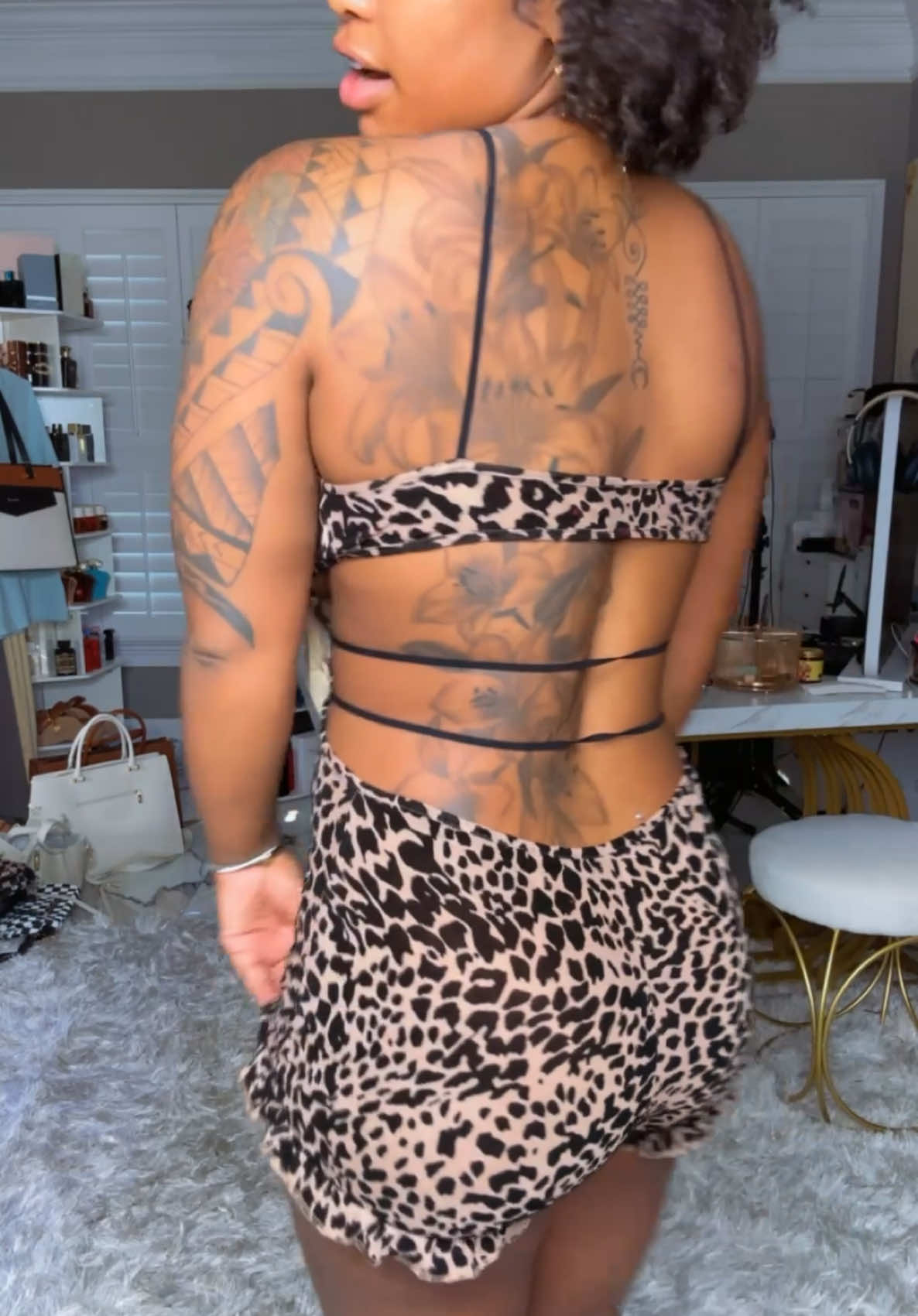 The back tattt is EATING DOWN😭😭😭🩷🩷 #creatorsearchinsights #ttsstarcreator #tiktokshoprestock #ttsbeautybestie #ttsfashionfam #starcreatorcompetition #toptiermay #tiktokshopcreatorpicks #ttsdelightnow #spotlightfinds #ttslevelup #tiktokshopjumpstart #giftguide #spotlightfinds #springcleaning #springfashionfest #springtok #creatorpicks #tiktokshopmothersday