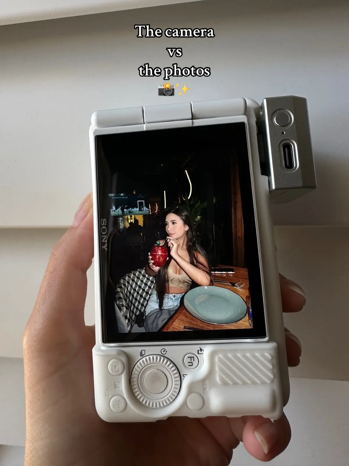 Mi mejor aliada para sacar fotos bonitas 😍 y crear contenido con calidad #camera #sonyzv1  #photography #contentcreator #digitalcamera #fyp 