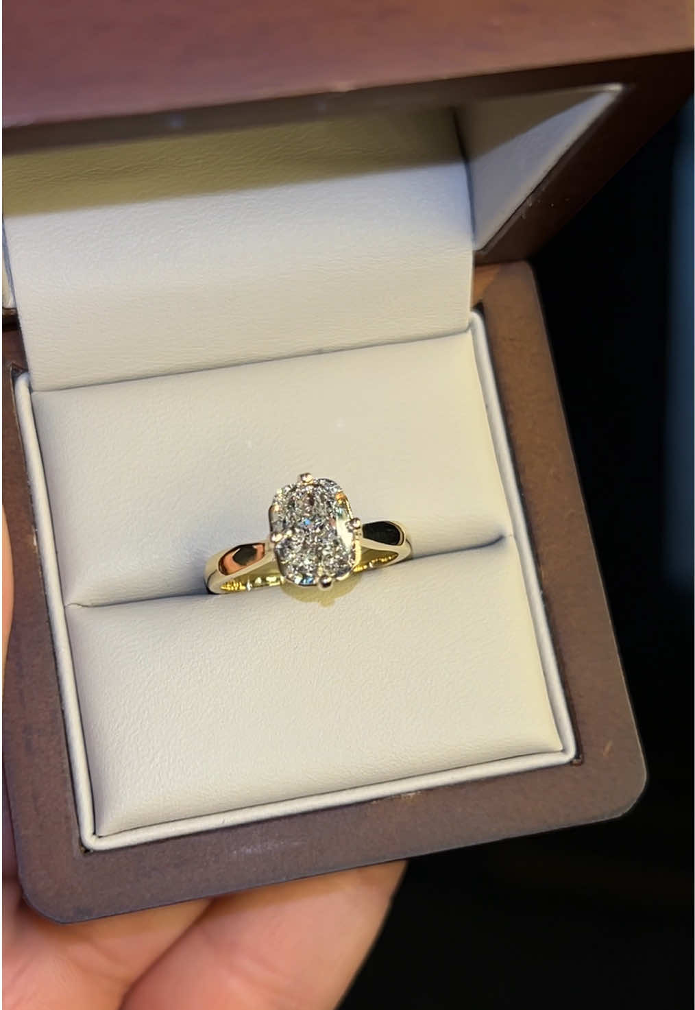 Modelo Arabella 💍✨ Diseñado para reflejar la elegancia de lo eterno, un anillo que deslumbra con la pureza de su diamante de laboratorio en corte cushion, cuidadosamente tallado para capturar cada rayo de luz. Descúbrelo hoy y deja que tu amor brille con la misma intensidad. 💎✨ #moutyjoyeria #novios #couplegoals #anillos #anillosdecompromiso #diamantedelaboratorio #fypシ゚ #parejasgoals 