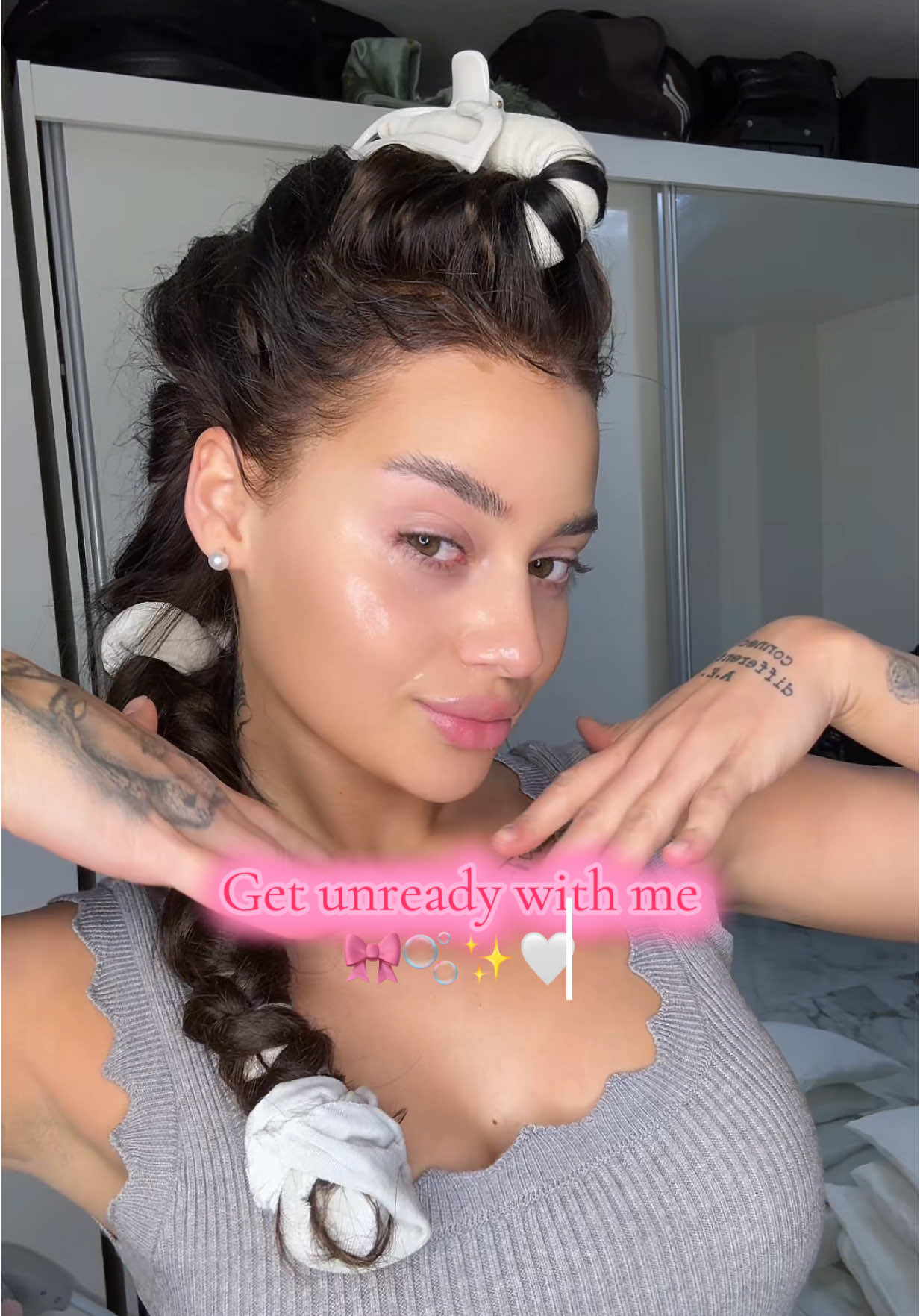 Get unready with me ✨ If you want to know the products i use, I will make an extra tt, xx 💓 #getunreadywithme #gotobed #naiomimerette #fyp #mom #momlife #gurwm #hairstyle #unicorncurls #heatlesscurls #cosmetics #beauty 