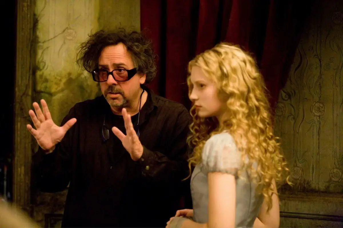 If you haven't watched *Alice in Wonderland* (2010) yet, be sure to watch it! Tim Burton has created a magical, darkly beautiful world where a fairy tale comes to life in every detail. Johnny Depp and Helena Bonham Carter are just great. This is a film about bravery, self-discovery, and the wonders that live in us. A great choice for those who love fairy tales with depth and atmosphere. ✨💛 #aliceinwonderland #behindthescenesaliceinwonderland #behindthescenes #johnnydepp #madhatter #johnnydeppmadhatter  #miawasikowska #alicekingsleigh #miawasikowskaalicekingsleigh  #helenabonhamcarter #annehathaway #fyp #TimBurton #timburtonaliceinwonderland #alicesadventuresinwonderland 
