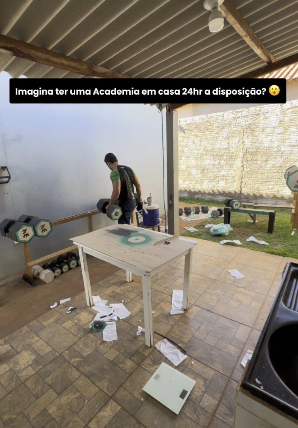 Uma academia 24hrs só pra você?? 😳  . . . Academia caseira  de concreto 💪 . . . . . #academiaemcasa #treinoemcasa #comotreinaremcasa #pesoscaseiros #housegym #pesosdecimento #academiadeconcreto 