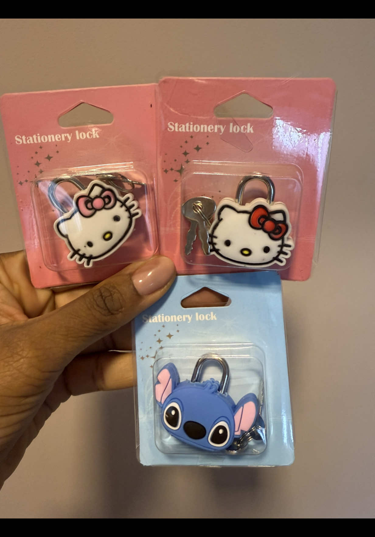 #CapCut Mini Cadeado Stitch ou Hello Kitty - Estilo e Funcionalidade em Seu Dia a Dia Descubra o Mini Cadeado Stitch ou Hello Kitty, um acessório super fofo e funcional, ideal para mochilas, estojos e armários. Com um acabamento encantador, este cadeado não é apenas uma ferramenta de segurança, mas também um item de papelaria kawaii que encantará os fãs desse estilo. #papelariakawaii #papelariastitch #stitch #hellokitty #sanrio #cadeado 