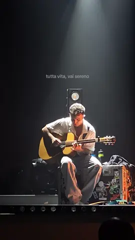 la magia di questa chitarra☀️ @Juli @Olly @Alberto @DidierBoverod @Gas Gas 🤍 #ollyejuli #concertoolly #lorifarolorofaremotour #juli 
