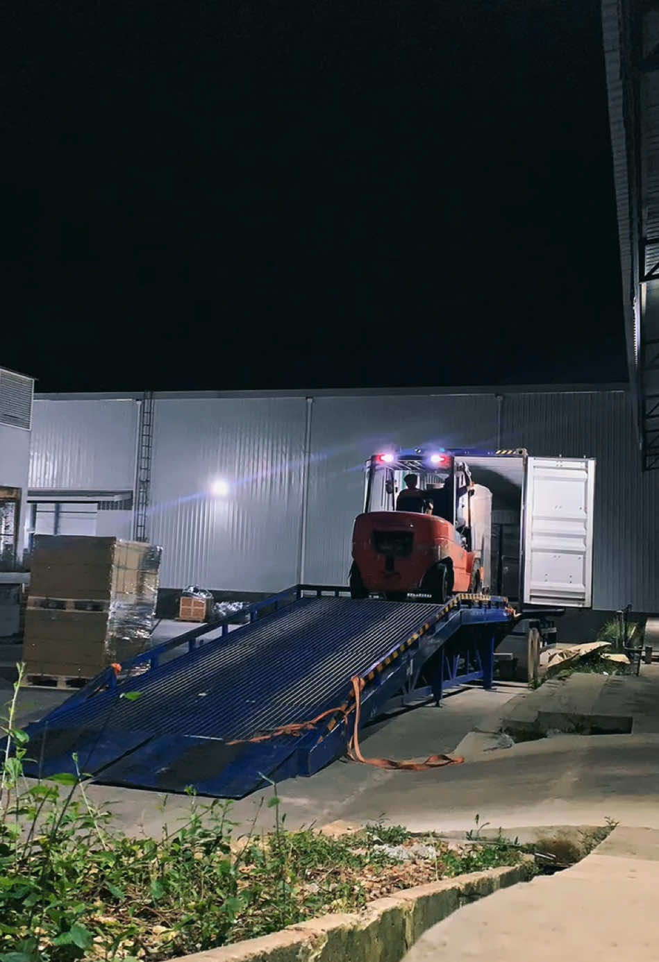 Unloading aluminum frame #fypシ゚ #operatorforklift #forklift #solarbatam #allianzsolar 