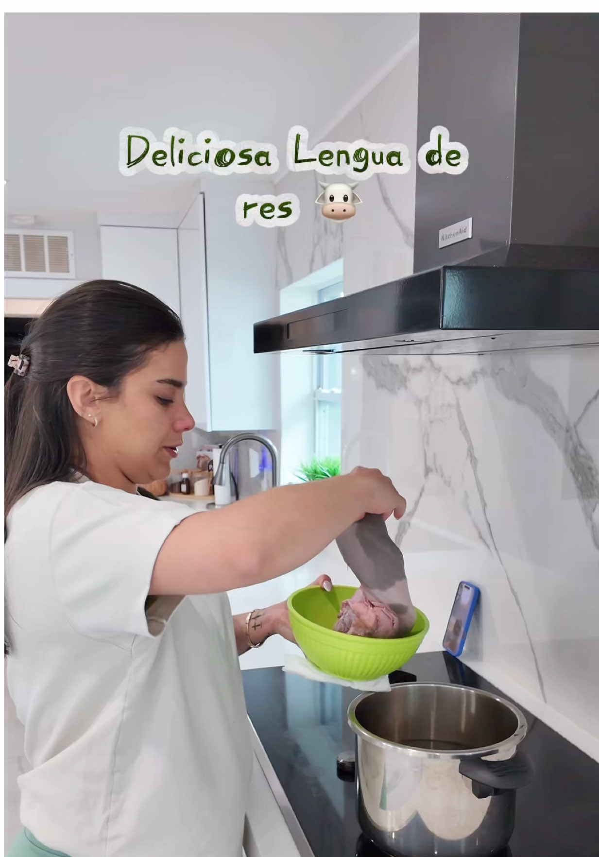 No todo el mundo se atreve con la lengua de res, pero cuando la cocinas con cariño, sazón y paciencia… ¡se convierte en un manjar! Hervida, peladita, picada en cuadritos y hecha en una salsa que quedó para chuparse los dedos. La serví con arroz blanco, calabaza y plátano maduro. ¿Tú te la comerías? #mom #momlife #comidacasera #foodtiktok #hechoconamor #recetasfaciles #lenguaderes #recetasconsabor #CocinaCasera #comidalatina #TikTokCooks #comidacriolla #sazondelbueno #FoodTok 