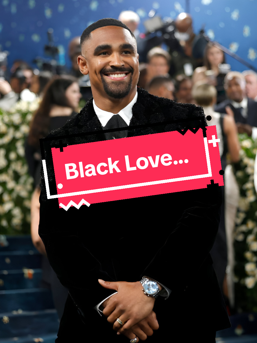 If she doesn't look like, 'I can't believe we are really here'... and his look looks like, 'Yes...we are, belive it Baby' Congratulations to Mr. & Mrs. Jalen Hurts as they grace the Met Gala! Black Love does Exist!!! #JalenHurts  #MrAndMrs  #BlackLove  #BlackLoveExists  #MetGala  #MetGala2025  #ThatSmile #Fyp 