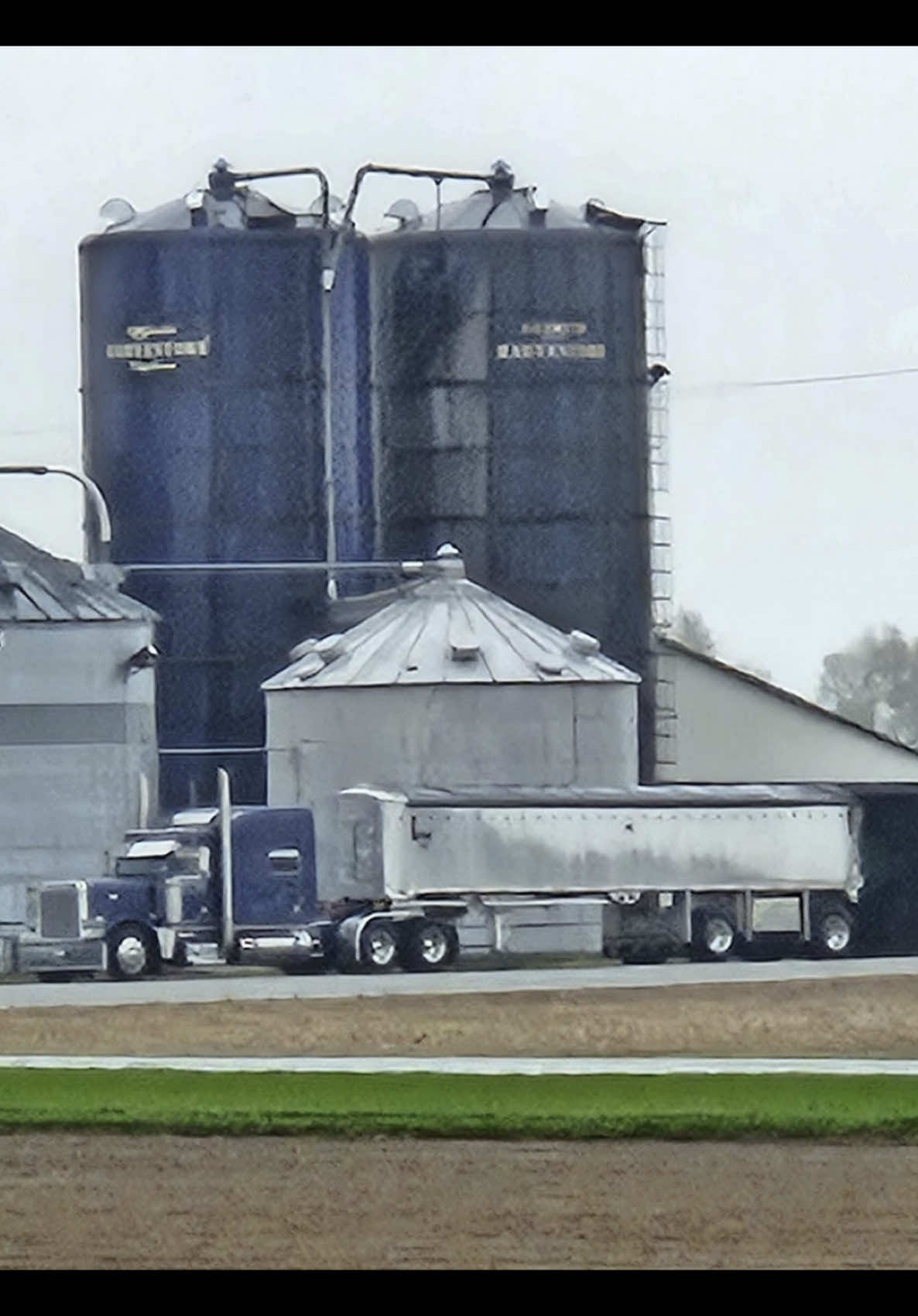 Fun weekend with old friends & new 😊 @PopcornFarmerBrianSmith @Anna Smith @Jake Galloway @mosmoke75 @ericbarnicle @Charlie Trucker @c0vid19usa @Liv_Lux #fyp #farmlife #friends 