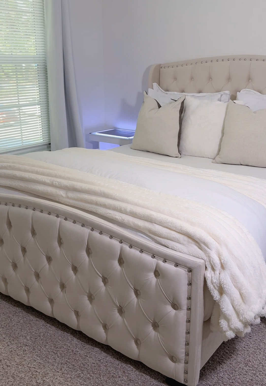 Marco de cama de @Amerlife ,tapizado en velvet,terciopelo y remaches plateados .Una cama elegante y fina para un dormitorio a la altura  #cozy ##cozyathome ##roomdecor #bedroom #bedframe #bedframes #bed #decor #amerlife 