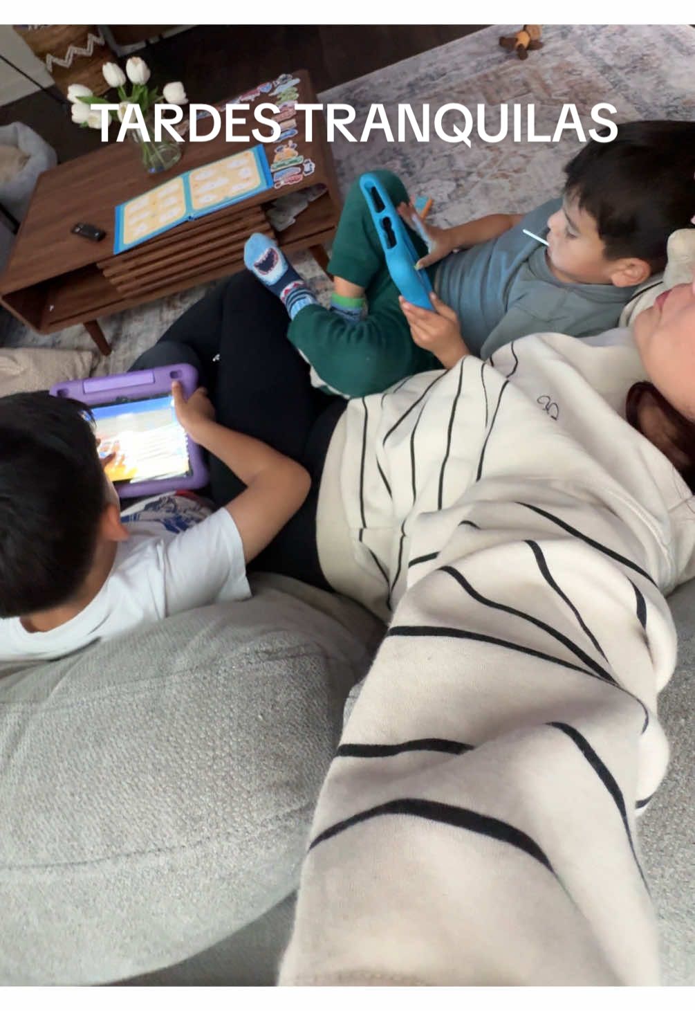 Sí, mis hijos están en la tablet… y yo estoy agradecida por este momento de paz. No todo tiene que ser actividades, manualidades o corre corre. 😪También se vale esto: estar juntos, tranquilos, cada quien en su rollo. Y está bien. 🫶 #mamadedos #boymomlife #momoftwoboys #mamadedosniños #maternidadreal #niñosdetiktok 