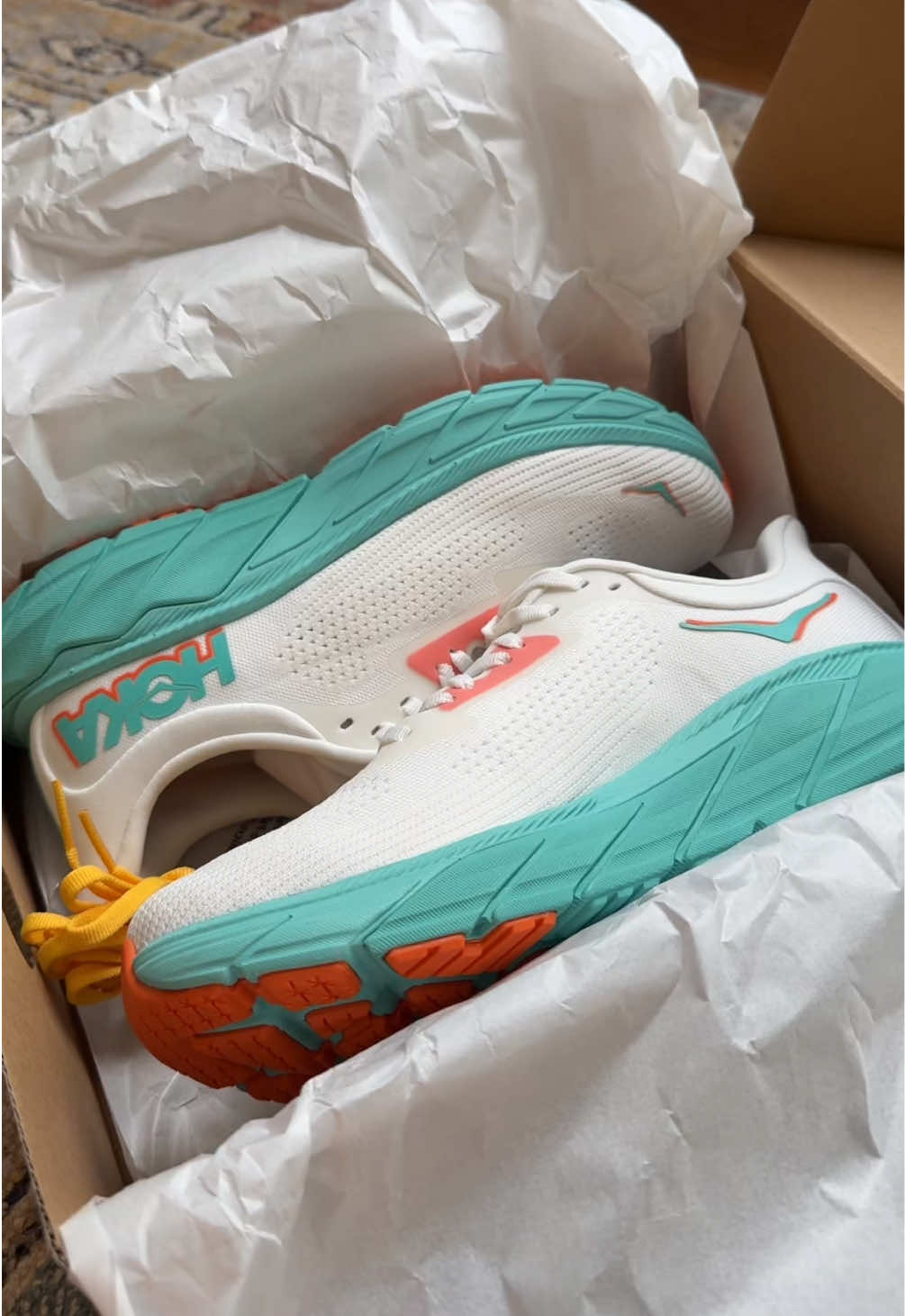 Ok but should I put the yellow laces on them? @HOKA #Running #hoka #arahi7 #marathon #marathonrunner #runtok #runningshoes 
