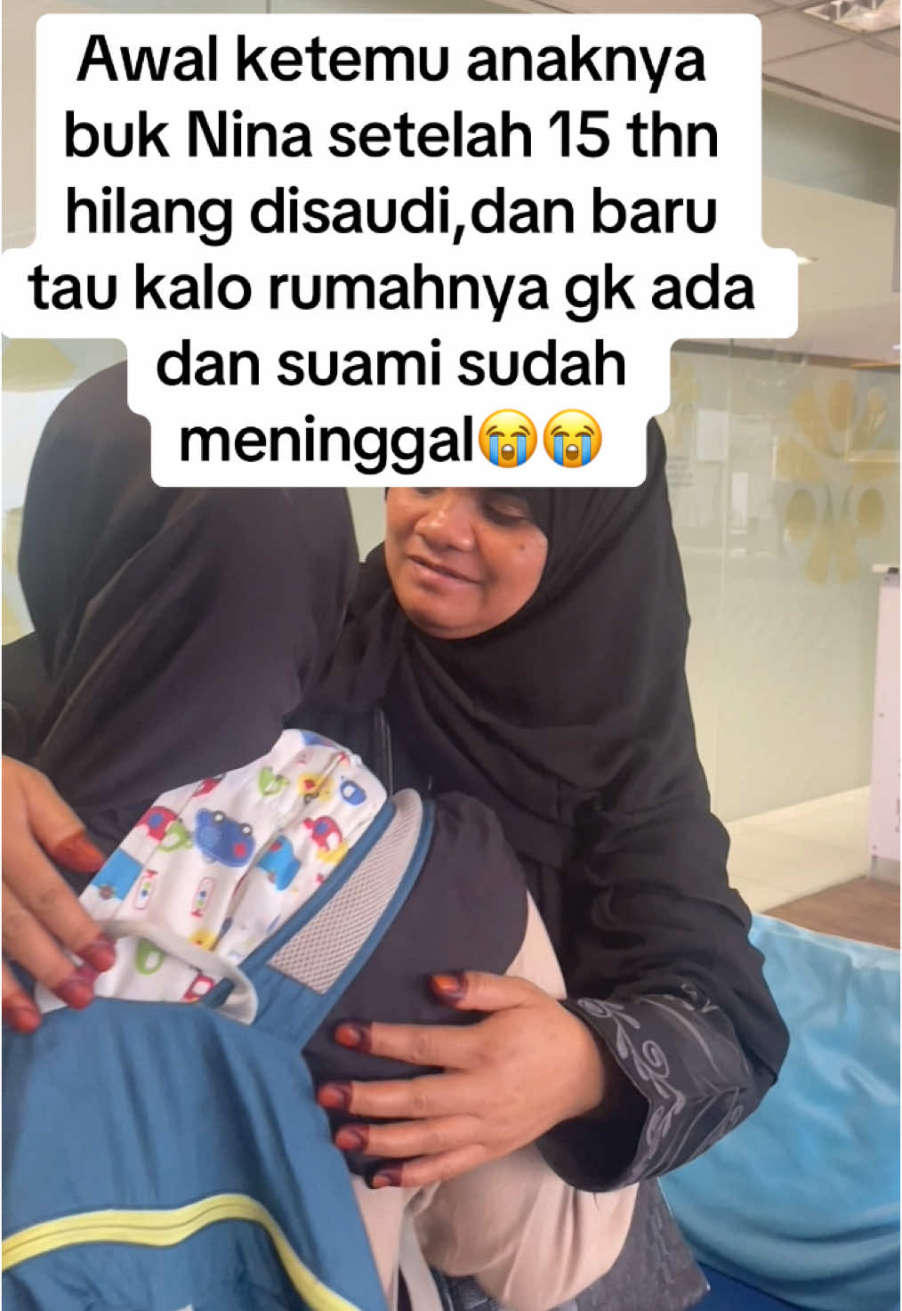 Demi Allah baru kali ini bantu pmi dan aku merasakan sedih yg luar biasa,di serah terima ke anaknya yg tdk prnh lihat selama ini dan dikasihtau kalo sudah gk ada rumah dan suaminya sudah meninggal,semoga sehat kembali dan tabah menjalani hidup 😭#fyp #tkwsaudiarabia🇸🇦🇲🇨 #bp2mi 