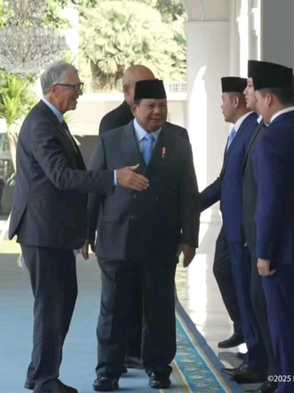 Presiden Prabowo Subianto  menerima kunjungan tokoh filantropi dunia sekaligus pendiri Gates Foundation Bill Gates di Istana Merdeka, Jakarta. Keduanya akan membahas sejumlah hal terkait pembangunan berkelanjutan. #prabowo #gibran  #kabinetmerahputih 