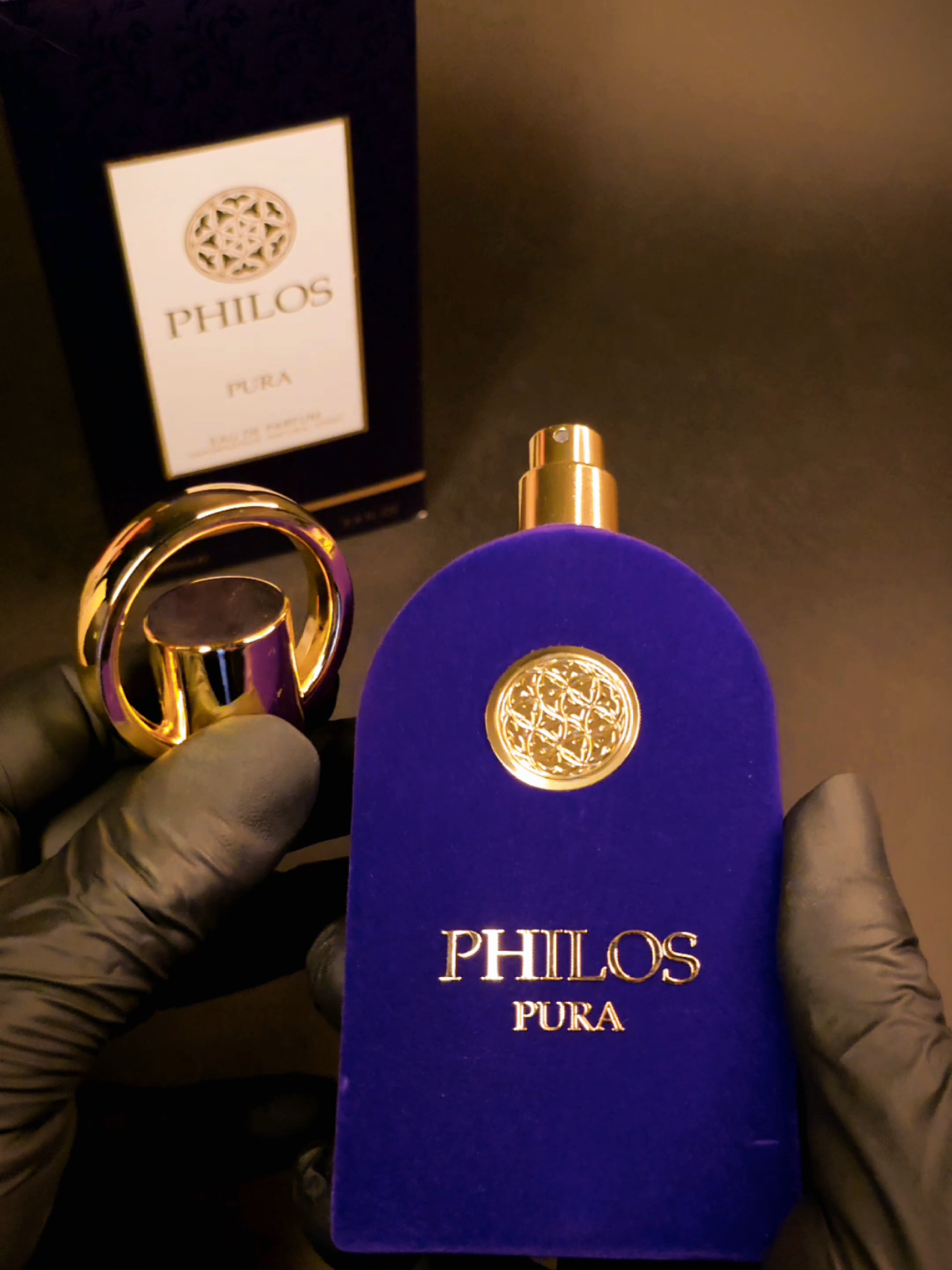 Conheça o poder da sofisticação em um frasco:  Philos Pura by Maison Alhambra. Inspirado nos perfumes mais luxuosos do mundo, esse aroma marcante conquista logo na primeira borrifada. Fresco, elegante e viciante - ideal para quem quer deixar uma impressão inesquecível. Você já sentiu essa fragrância?  Siga: @fayrakparfum e descubra o mundo dos perfumes árabes de luxo.