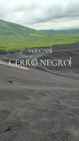 VOLCAN CERRO NEGRO  El volcán Cerro Negro está en León, Nicaragua, y es uno de los más jóvenes y activos de Centroamérica. Nació en 1850 y ha hecho erupción más de 20 veces, la última en 1999. Es famoso por su color negro y por el 