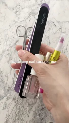 my 5 step nail care routine… 家事育児あるとなかなかネイルの時間が取れなくてモチベ下がりがち💦少しでもお手入れしたくて最近はこの時短セルフネイルケアしてます💅慣れれば15分でできるからちょっとしたスキマ時間でお手入れできる◎カラーはできなくても自爪にツヤが加わるだけでも気分があがる⤴️ #時短美容　#ママ美容　#セルフネイルケア 