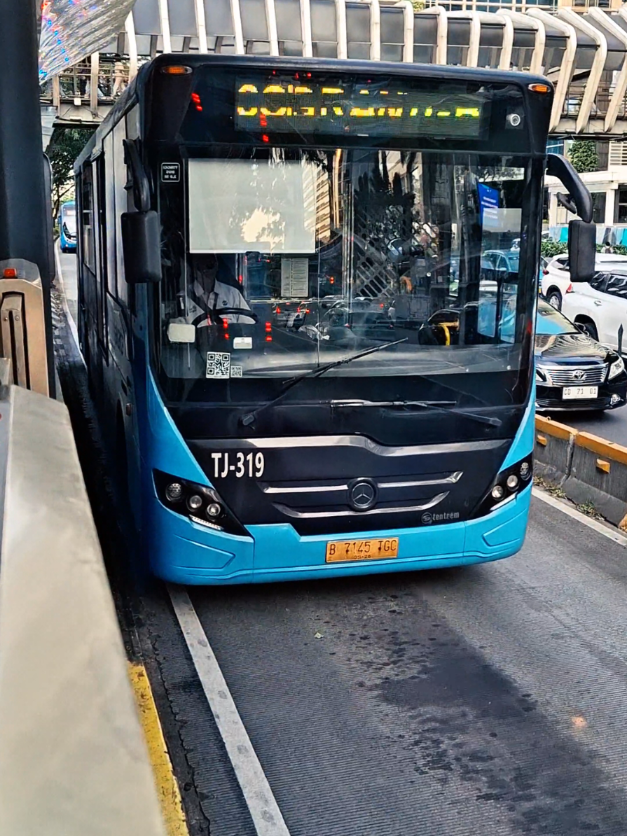 Trans Jakarta Koridor 9C (Pinang Ranti - Bundaran Senayan) TJ-319 @Transjakarta        #transjakarta #transjakartabusway #transjakartaシfyp #fyp #viral #viraltiktok #busway #buswayjakarta #buswayfansclub #tije #dkijakarta #jakarta #transportasi #transportasipublik  #transportasiindonesia #transportasimaju #busmania #busmaniaindonesia #bismania #bismaniaindonesia #fypシ゚ #ayonaikbus #brt #ayonaikbis #jakarta #dkijakarta #organda #angkutanumum #viralvideo #fyppppppppppppppppppppppp #perhubungan #tije #estetik #dishubdkijakarta #jaklingko  #kota #karoseri #integrasi #tentrem #karoseritentrem #tentremkaroseri #transportasimurah  #solusikemacetan #mercedesbenz #mercedes #mercedesbenzbus #daimler #daimlerbenz #daimlerbus  #transportasijakarta #trending #trendingvideo #creatorsearchinsights #pinangranti #senayanbankdki #bundaransenayan #koridor9c #transjabodetabek #aesthetic #transjakartaaesthetic #tiktokviral #tiktokviraltrending #popular #cinematic 