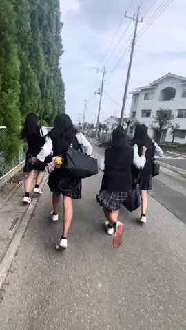 昨年の文化祭の日 3年だけ最後の集会の時に メイクチェック1人ずつするって 言われて 嫌でほんとに20人ぐらい トイレでこもってたんだけど 先生がトイレの外から早く出ろって言ってきて 生徒指導になるの嫌すぎて トイレの窓から逃げた笑 上履きで帰るのも楽しい #fyp #おすすめ #06 #高校生 #文化祭