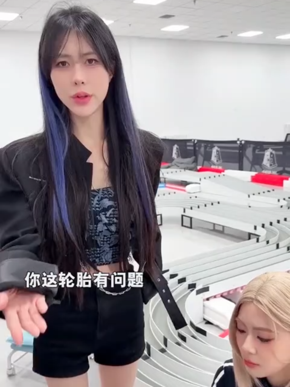 每日一笑，和女同事们一起玩四驱车#职场美女 #做梦 #女老板 #不正经 #女同事#职场情侣#每日一笑#职场搞笑#办公室恋情#职场美人#职场#职场那些事#梦境#college