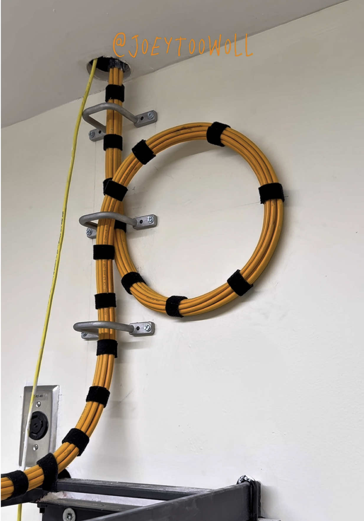 No cable comb, results at the end 🛜 @Jose Flores 3  #fiberoptics #structuredcabling #data #fiber #fibertechnician #levitoncertified #jonardtools #cat6 #communicationscabling #viral #corporatelife #construction #communications #ilovemyjob #ToolTok 
