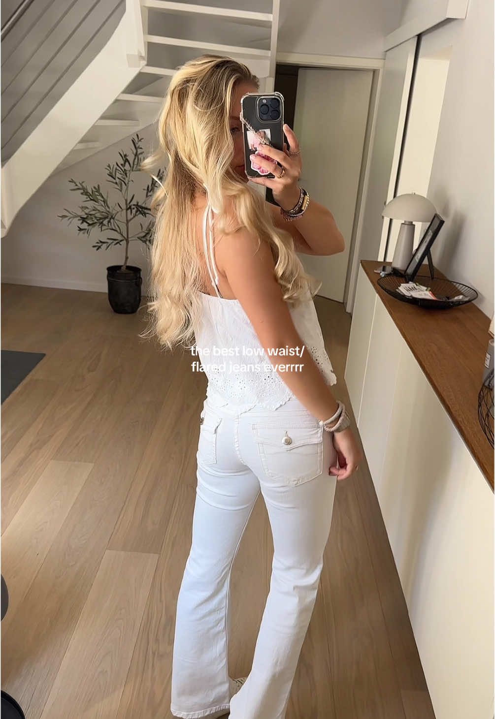 if you want the cutest flared jeans run to h&m!!! #lowwaistedjeans #lowwaist #flaredjeans #lowwaistflarejeans #whitelowwaistjeans #whitejeans #stockholmstylejeans #stockholmstyle #summeroutfits #bohochic #jeans #hmjeans #lowwaist 