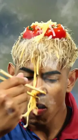 ¡Lamine Yamal, comiendo ‘espaguetis’ con estilo! 🍜⚽  #barçahumor #CapCut #lamineyamal #humor #fcbarcelona #ia 