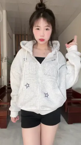 nắng cũng phải mặc hoodie zip nha vải dày mới che nắng đựttt #xuhuongtiktok #hoodie #fyp 