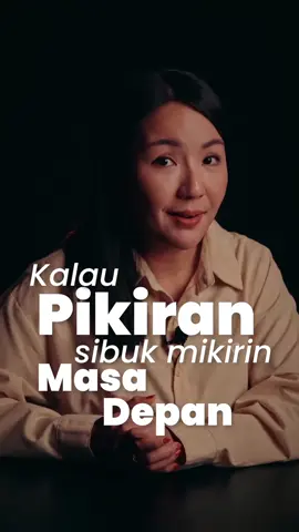 Tubuh kita itu bukan sekadar wadah tapi juga rumah dan bahkan sebuah kerajaan. Kita adalah rajanya. Tapi sayangnya, banyak dari kita sering “pergi” hilang fokus, lupa arah, sibuk ngurusin hal-hal yang di luar kendali, sampai lupa jagain kerajaannya sendiri. Kalau rajanya nggak hadir, ya wajar kalau kerajaannya mulai kacau. Pikiran berantakan, emosi nggak stabil, fisik lelah, dan hidup terasa nggak teratur. Kuncinya cuma satu, sadari lagi peranmu. Kembali jadi raja untuk kerajaanmu sendiri. Hadir utuh di tubuh, pikiran, dan hidupmu. Karena cuma kamu yang bisa mimpin kerajaan itu dengan penuh kesadaran. #MindfulLiving #JagaDirimu #SelfAwareness #KerajaanDiri #InnerPeace #HidupSadar #MotivasiHidup #AbundanceMindset #NyelenehTapiDalem #KeseimbanganDiri