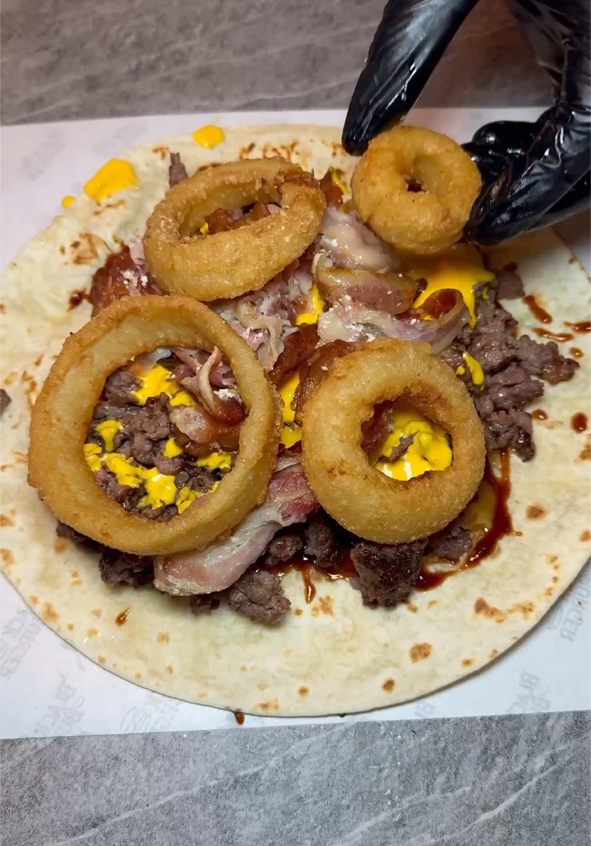 Piadina con doppio smashed burger sbriciolato, cheddar a profusione, doppio bacon, bbq sweet smoke e onion rings 😋 Il nostro panino del mese, Smoky Smash Burger è stato ufficialmente piadinizzato 😍 Vi ricordiamo che sarà disponibile solo per il mese di maggio ❤️ #blackburger  #piadina #burrito #tortilla   #hamburger  #smashburger  #smashburgers #cheddar  #bacon #pancetta #onionrings #paninodelmese #eatfoodporn #madonnacomegodo  #frattamaggiore  #napoli