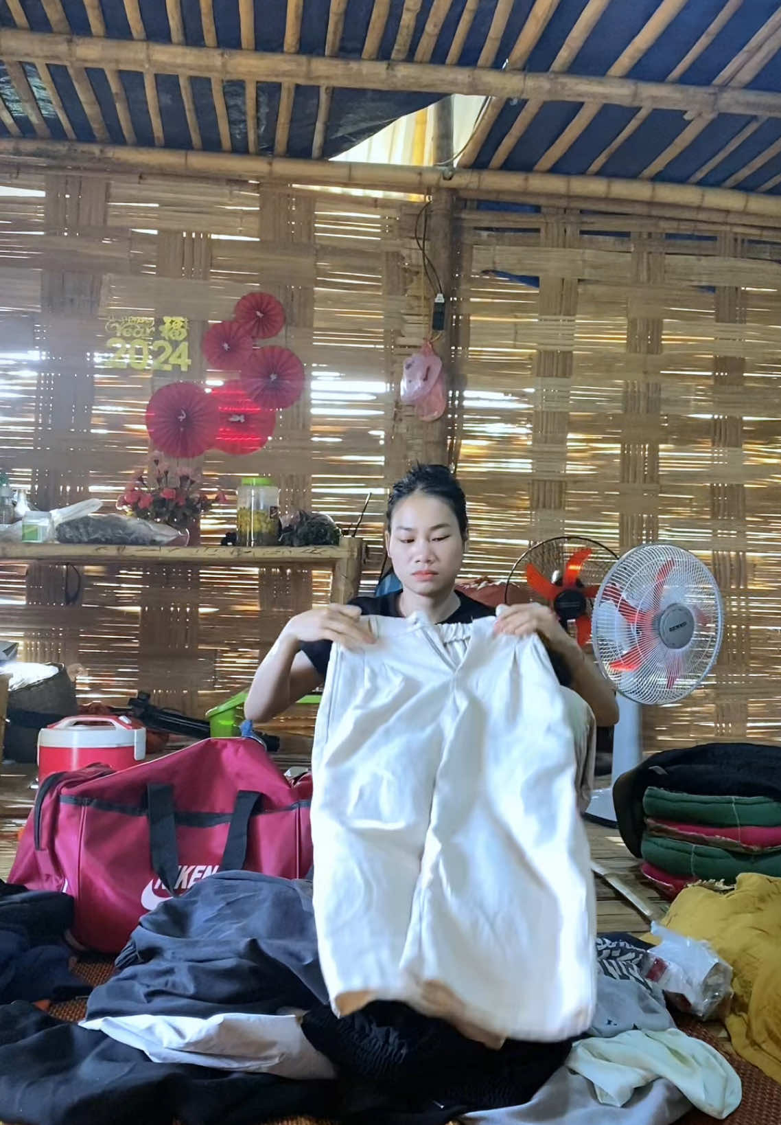 2 năm sống trên này . Đến giờ phải rời đi . Thật sự rất tiếc nuối  những khoảnh khắc bình yên đáng sống Mk từng có ơ đây.  Thực sự kg muốn xa vườn rau đàn gà , Từng bông hoa nhỏ ngày ngày Mk chăm sóc . Hương đi rồi chỉ sợ mọi thứ lại trở nên hoang tàn như cái lúc ban đầu Hương lên .