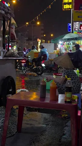 #hutiugo #me #ankhuya #mua #xh #viralvideo #viral #ngaymua #hutiu ngày nắng bán lai rai ngày mưa 🌧 k có ai, mn ai gần cô qua ủng hộ cô với ạ, chỗ cô bán hơi nhỏ nên nếu được mn mua đem đi có tô cho mn nè cô bán từ 3-4h chiều đến khuya ở ngay hẻm chùa bảo minh nè mn #hutech 