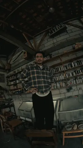Mohan Hazian, seorang pengusaha muda asal Indonesia yang dikenal sebagai pendiri brand fashion lokal Thanksinsomnia.  Mohan mendirikan Thanksinsomnia sebuah brand streetwear yang awalnya menjual tas dan perlengkapan skateboard. Seiring waktu, brand ini berkembang menjadi salah satu merek fashion lokal yang populer di kalangan anak muda Indonesia, dikenal dengan desain yang unik dan eksklusif. Mohan memanfaatkan media sosial, khususnya Instagram, sebagai platform utama untuk mempromosikan produknya. #mohanhazian #thanksinsomnia #fyp #paprandom #outfitideas 