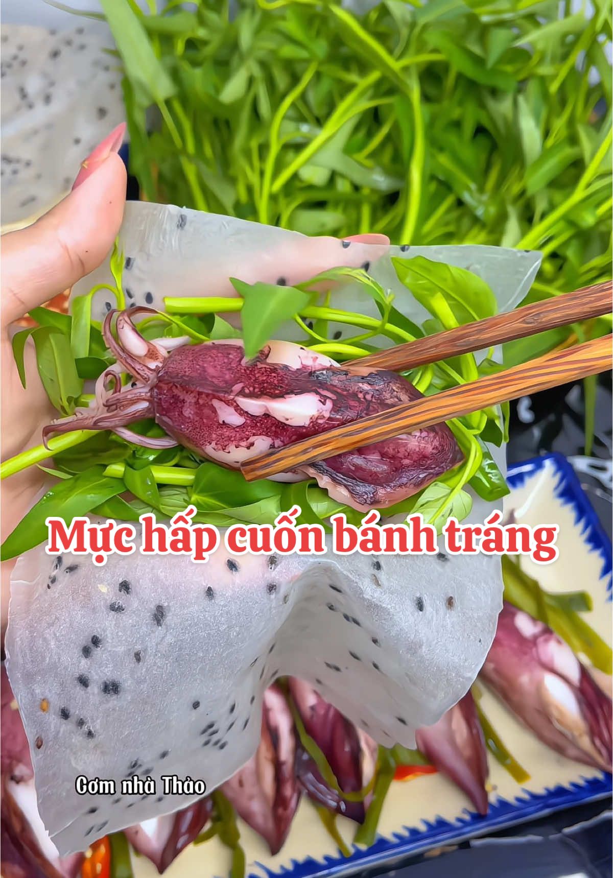 Mực hấp cuốn rau muống và bánh tráng mè. Em có b.an bánh tráng mè #comnhathao #anngonmoingay #amthucvietnam #ancungtiktok 