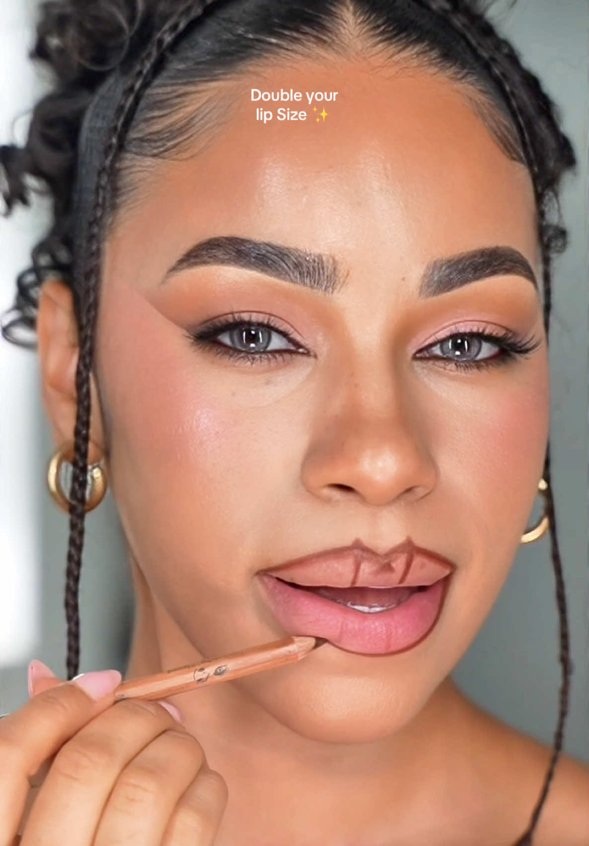 Double your lip size ✨✨ #makeuphack 